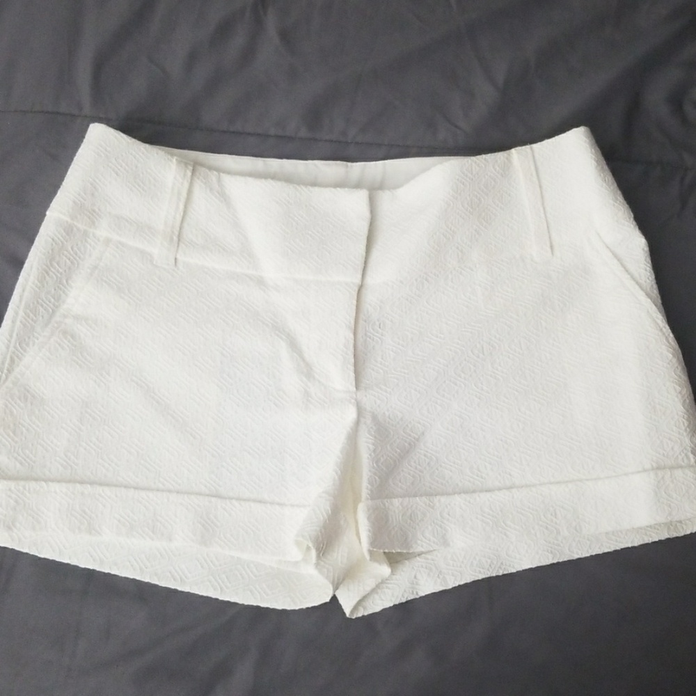 Patterned white shorts